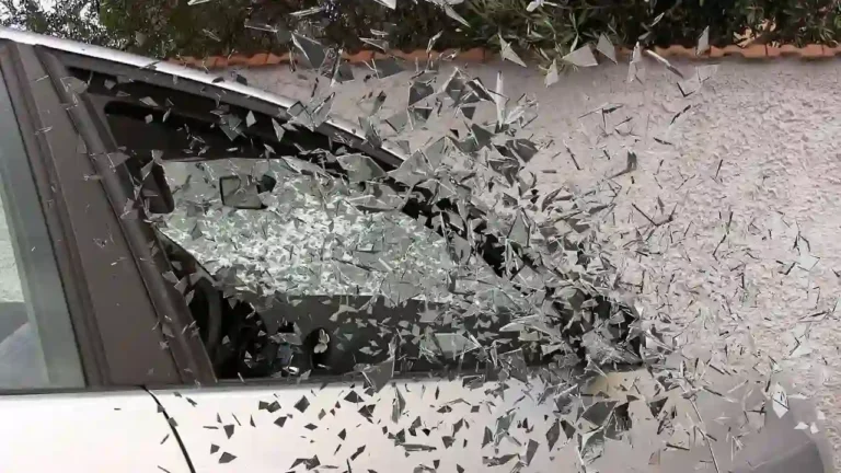 Oštećeno vetrobransko staklo na rent a car vozilu od kamenčića